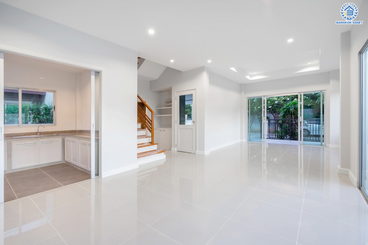 บ้านมือสองตกแต่งใหม่ ม.วิลล่าการ์เด้น2 บางกรวย-ไทรน้อย หลังมุม เนื้อที่ 51.5 ตร.ว. ฟังก์ชัน 3 ห้องนอน 3 ห้องน้ำ จอดรถได้ 2 คัน บรรยากาศเป็นส่วนตัว บนทำเลศักยภาพ ใกล้เซ็นทรัลเวสต์เกต เชื่อมต่อหลายเส้นทาง ถ.รัตนาธิเบศร์, ถ.กาญจนาภิเษก และราชพฤกษ์ และรถไฟฟ้า "สถานีบางพลู"...